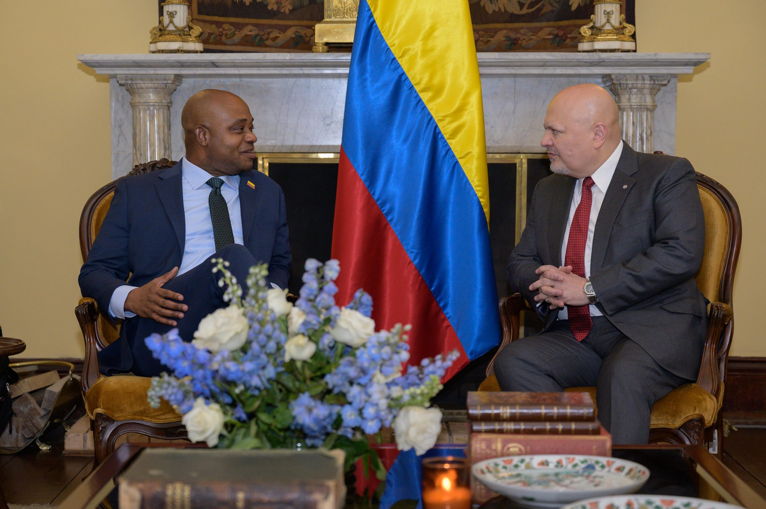 El fiscal Karim Khan de visita en Colombia y el canciller encargado Luis Gilberto Murillo. Foto Cancillería