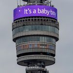 La BT Tower muestra un mensaje con el anuncio del nacimiento del bebé.