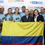 El equipo Remando por la Paz recibió la bandera de Colombia para disputar el mundial de rafting
