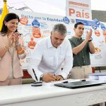 Este es un día muy especial, expresó el Presidente Iván Duque, al firmar este sábado en Valledupar la ley que establece el Plan Nacional de Desarrollo 2018-2022, Pacto por Colombia, Pacto por la Equidad.