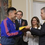 El capitán de la Selección Colombia de Fútbol, Radamel Falcao Garcia, recibe de manos del Presidente Duque el Pabellón Nacional, antes de que el conjunto tricolor viaje a Brasil para participar en la Copa América.