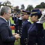 El Presidente Duque felicita a Angie Carolina Celly, de 21 años de edad, nacida en Duitama (Boyacá) y quien se convirtió hoy en la primera mujer subteniente de la Infantería del Ejército Nacional.
