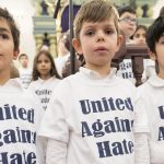 Niños con camisetas que leen "Unidos en contra del Odio" durante una reunión interreligiosa en la Sinagoga Park East de Nueva York.ONU/Rick Bajornas