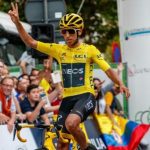 El reciente vencedor del Tour de Francia, el colombiano Egan Bernal, celebra su victoria en la 10ª edición del Criterium de Roeslare, Bélgica,