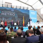 El alcalde de Bogotá, Enrique Peñalosa, y el gerente de la empresa Metro, Andrés Escobar, celebran la adjudicación del metro.2