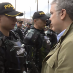 El presidente Iván Duque saludó, uno por uno, a miembros del Esmad y patrulleros de la Policía.