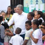 Al llegar a Tumaco, este jueves, el Jefe de Estado fue recibido con simpatía por niños y jóvenes del puerto nariñense, que le entregaron cartas con sus anhelos. El Mandatario presentó la estrategia de las Zonas Futuro.