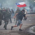 Un manifestante huye de la Policía durante una protesta contra el gobierno de Chile en Santiago, Chile, Ricardo Moraes / Reuters