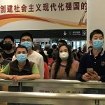 Noticias ONU/Jing Zhang
Gente con mascarillas espera en la zona de llegadas del aeropuerto internacional de Shenzhen Bao'an