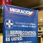 Un poster en el aeropuerto internacional de El Dorado, en Colombia, avisa a los pasajeros de la amenaza que supone el coronavirus.