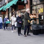 Personas en fila para comprar alimentos en Nueva York.