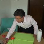 Alcaldesa Claudia López enseña cómo hacer tapabocas en casa
