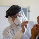 Un médico toma muestras para una prueba de coronavirus en Guetersloh. Foto: Guido Kirchner/dpa / Europa Press