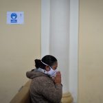 En Quito una mujer con una máscara facial reza en la iglesia de Lloa. Se han introducido nuevas medidas de seguridad en la iglesia para evitar la propagación del nuevo coronavirus. Foto: Juan Diego Montenegro / dpa