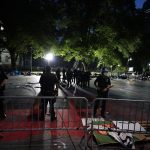 Policías antidisturbios despejan el campamento de protesta frente al Ayuntamiento en el Bajo Manhattan22072020 (12)