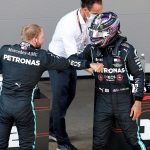 Los pilotos de Mercedes Lewis Hamilton y Valtteri Bottas celebran sus primer y segundo puesto, respectivamente, en los ensayos del Gran Premio de España. Alejandro García/ REUTERS