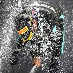 El ganado del  - Gran Premio de España   de Mercedes, Lewis Hamilton, celebra en el podio. Pool vía. REUTERS/Bryn Lennon.
