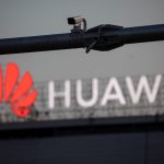 Una cámara de vigilancia frente al logo de Huawei, en Belgrado, Serbia. REUTERS/Marko Djurica