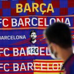 Bufandas del Barcelona y de Lionel Messi en el Camp Nou-REUTERS/Nacho Doce