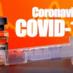 Un frasco en el que se lee "vacuna" y una jeringuilla junto a una ilustración de "Coronavirus COVID-19”. REUTERS/Dado Ruvic/Illustration/File Photo