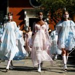 Modelos presentando las creaciones de Bora Aksu durante su exhibición en la Semana de la Moda de Londres. Septiembre 18, 2020. REUTERS/Henry Nicholls