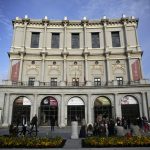 Vista general muestra el Teatro Real (Teatro Real), importante teatro de ópera, en la Plaza de Oriente (Plaza de Oriente) en Madrid, España. REUTERS / Andrea Comas