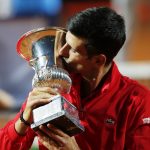 El serbio Novak Djokovic besa su trofeo después de la final contra el argentino Diego Schwartzman Pool via REUTERS/Clive BrunskillTennis - ATP Masters 1000