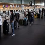 Pasajeros utilizando mascarillas hacen fila para realizar el check-in en el aeropuerto El Dorado, después de que el Gobierno colombiano autorizó la reactivación de los vuelos internacionales, en medio del brote de coronavirus en Bogotá. Septiembre 21, 2020. REUTERS/Luisa Gonzalez