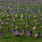 Banderas de EEUU fueron colocadas en el National Mall de Washington para rendir tributo a las 200 mil víctimas del coronavirus Fotos Agencia ANADOLU. (6)