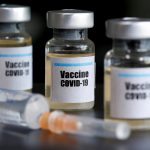 Pequeños frascos etiquetados con la etiqueta "Vacuna COVID-19" y una jeringuilla. REUTERS/Dado Ruvic