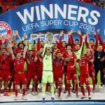 El arquero del Bayern Munich, Manuel Neuer, levanta el trofeo y celebra junto a sus compañeros tras ganar la Supercopa europea luego de vencer al Sevilla de España, en el Puskas Arena, en Budapest, Hungría. Pool via REUTERS/Bernadett Szabo