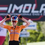 La ciclista holandesa Anna van der Breggen celebra la victoria en el Mundial de Ciclismo en carretera en el Autódromo Enzo e Dino Ferrari, Imola, Italia.REUTERS/Jennifer Lorenzini
