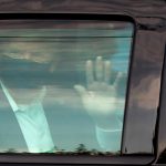 Foto del domingo del presidente de EEUU, Donald Trump, saludando a los seguidores que se reunieron para respaldarlo fuera del hospital en el que fue internado tras contraer coronavirus. 
Oct 4, 2020.  REUTERS/Cheriss May