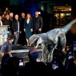 Productores y ejecutivos de NBCUniversal posan junto al director Colin Trevorrow, los Bryce Dallas Howard y Chris Pratt y el velociraptor llamado Blue en el "Jurassic World". REUTERS/Danny Moloshok