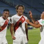 El peruano André Carrillo celebra con sus compañeros tras anotar su primer gol ante Paraguay REUTERS/Jorge Adorno