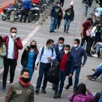 Personas con máscaras faciales caminan por una calle, durante la reactivación de varios sectores económicos después del fin de la cuarentena por la pandemia de COVID-19), en Bogotá. REUTERS/Luisa González