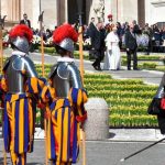 Guardia suiza que se ocupa de proteger al Papa