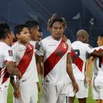 El peruano Andre Carrillo celebra su primer gol con sus compañeros REUTERS / Jorge Adorno