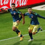 El colombiano Radamel Falcao celebra junto a James Rodríguez el segundo gol de Colombia en el empate 2-2 con Chile por las eliminatorias sudamericanas. Alberto Valdes/Pool via REUTERS