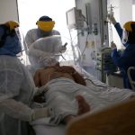 Un médico y enfermeras tratan a un paciente que sufre COVID-19 en la Unidad de Cuidados Intensivos (UCI) del hospital El Tunal de Bogotá, REUTERS/Luisa González