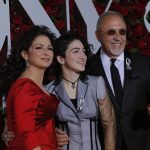 La cantante Gloria Estefan, Emily Estefan y Emilio Estefan REUTERS/Andrew Kelly