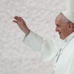 El Papa Francisco saludando a los fieles tras el final de la audiencia general semanal en el Vaticano. REUTERS/Guglielmo Mangiapane