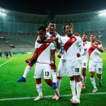 Renato Tapia celebra un gol con sus compañeros de la selección peruana en un partido ante Brasil por la eliminatoria a Qatar 2022. Apuy/Pool via REUTERS