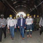 El presidente Iván Duque, camina acompañado de ejecutivos de la empresa china Zijin Mining durante la inauguración de la mina de oro en Buriticá, en el departamento de Antioquia. Foto Efraín Herrera – PRESIDENCIA