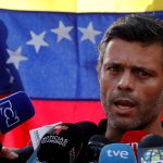 El líder de la oposición venezolana Leopoldo López habla con los medios de comunicación en la residencia del embajador de España en Caracas, Venezuela REUTERS/Carlos Garcia Rawlins