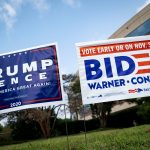 Carteles de apoyo a Donald Trump y Joe Biden al exterior de un centro de votación temprana en Fairfax, Virginia, EEUU. REUTERS/Al Drago