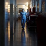 Trabajadora médica camina por un pasillo de un hospital en las afueras de Buenos Aires, Argentina, REUTERS/Agustin Marcarian