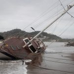 Un bote dañado yace en una playa de San Juan del Sur en Nicaragua tras una de las últimas tormentas en azotar el país en 2017. REUTERS/Oswaldo Rivas