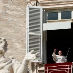 El Papa Francisco saluda con la mano durante el rezo del Ángelus en la Plaza de San Pedro, en el Vaticano. 25 de octubre de 2020. REUTERS/Remo Casilli