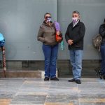 Personas con máscaras faciales se alinean fuera de un banco durante la cuarentena ordenada por el gobierno para reducir los índices de contagio de COVID-19REUTERS/Luisa González